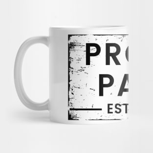 Proud Papa EST 2022. Vintage Distressed Design For The Dad To Be. Mug